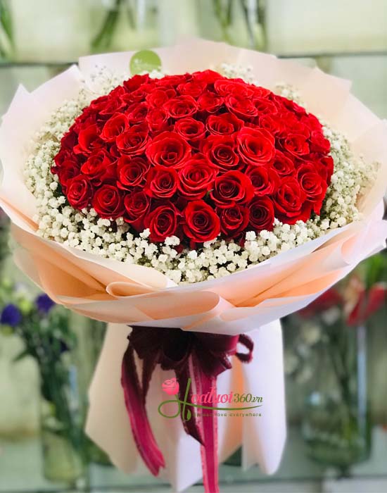 Bó hoa hồng đỏ cực lạ kết hợp hoa bi trắng nhiều ý nghĩa